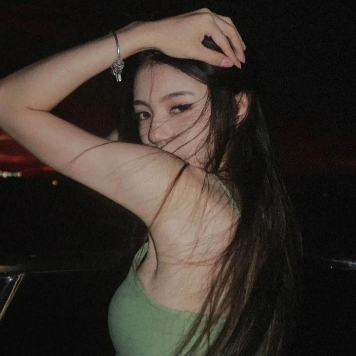 随盲柳入眠的女人